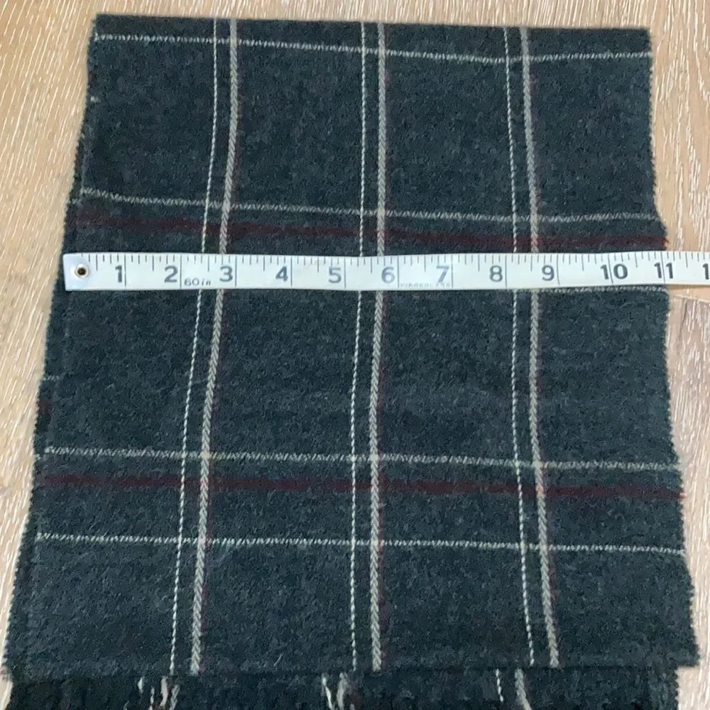 Geoffrey Beene made in Italy acrylic scarf